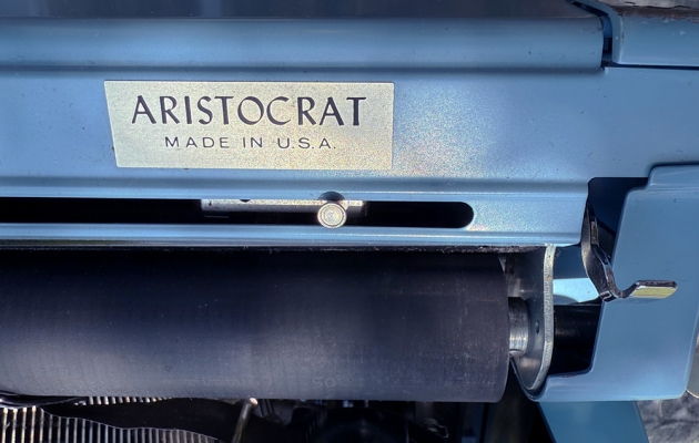 Royal "Aristocrat" from the model logo on the top... Royal "Aristocrat" from the model logo on the top...