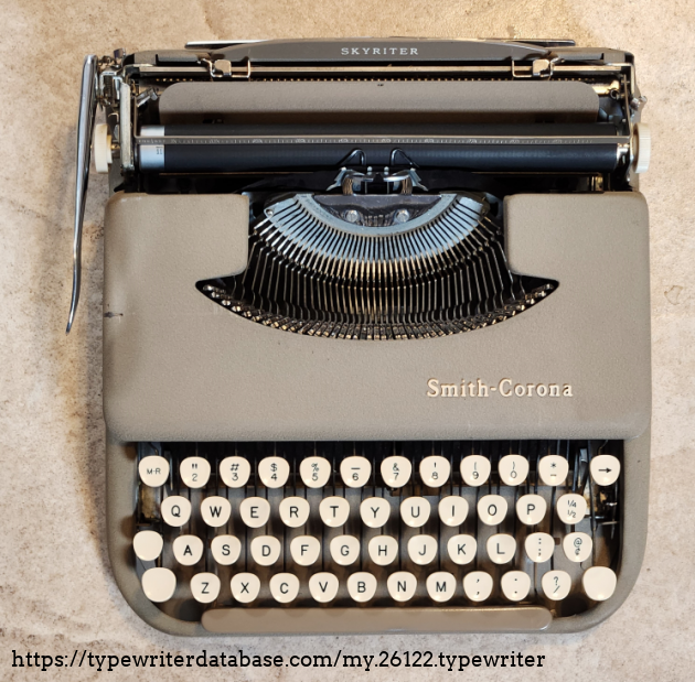 Here you can clearly seem the impact point from the return arm as it was banged against the typewriter while being transported. Here you can clearly seem the impact point from the return arm as it was banged against the typewriter while being transported.