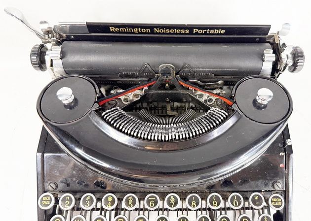 Remington "Noiseless Portable" from under the hood...