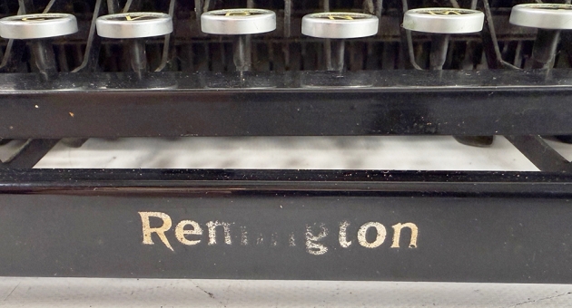 Remington "Noiseless Portable" from the maker logo on the bottom...