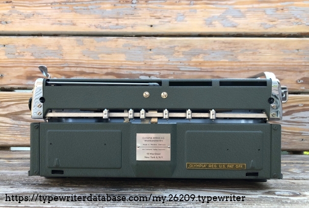 Note the two cutouts right of the paper support and the missing tabulator scale Note the two cutouts right of the paper support and the missing tabulator scale
