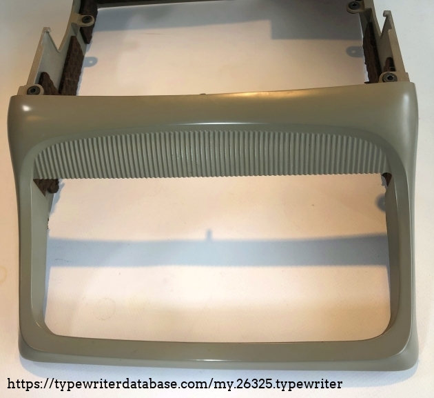 Lovely casting.
Best remove the bottom cover before removing the top cover. Cover can be removed by lifting the right side and lowering the left side, lower that table surface. So put the left side of the machine over on the edge of th workbench