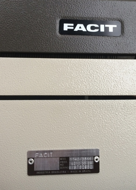 The serial number (and full model number) appear on an easily-accessed plate, similar to most computer equipment of the time.