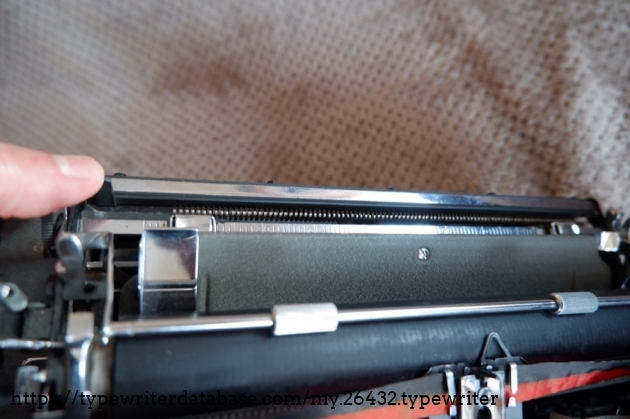My finger on the all-tab-clear lever. You can see the tab stops clearly.