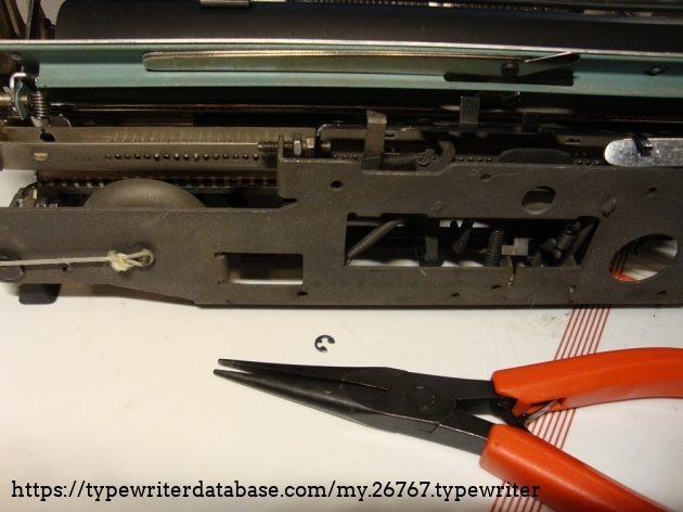 Before cleaning. The procedure of removal of the carriage in the Lettera 32 is more complicated than in the Lettera 22 and requires  more attention and skill, definitely not recommended for people who lose patience easily.