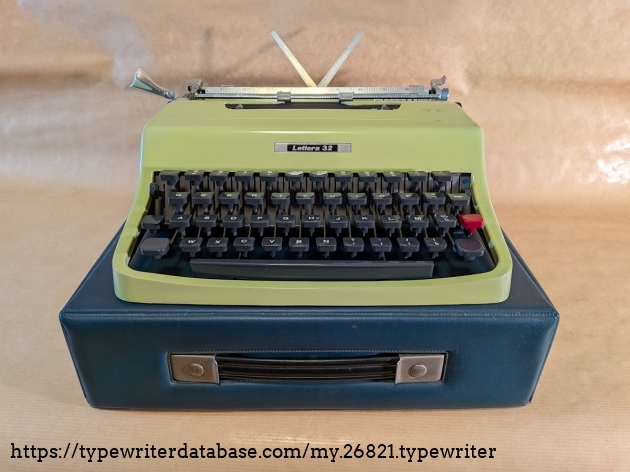 Case is made of cardboard panels covered in plastic layers. It replaced the bag with zipper used for the Lettera 22.