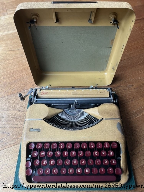 View: Typewriter with open lid