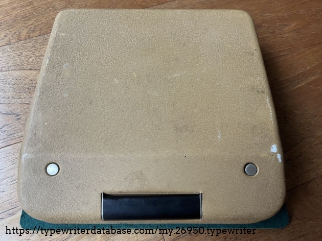 View: Typewriter with closed lid