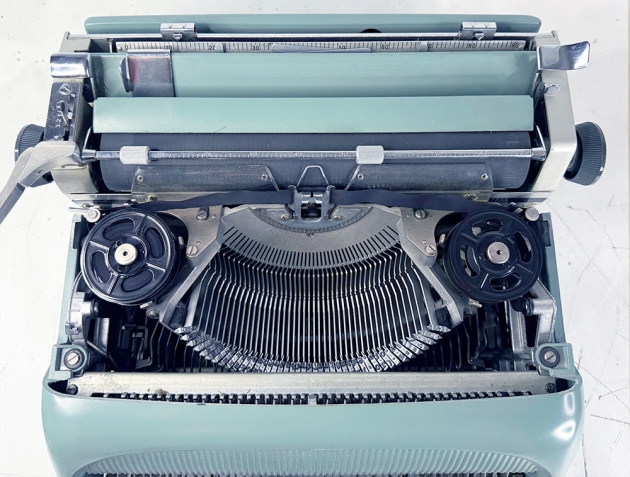 Olivetti "Studio 44" from under the hood...