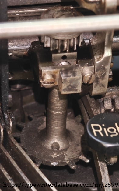 Detail showing broken pinion unit.  It seems that the Oliver Typewriters store (Jett Morgan) may have a replacement part - fingers crossed!