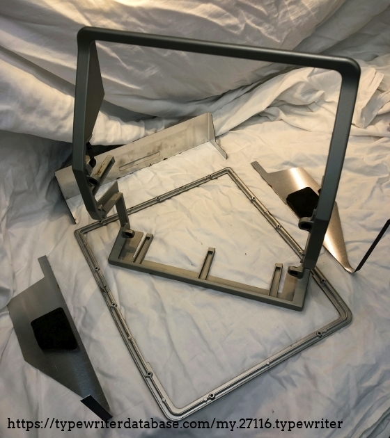 the housing consists of 5 metal parts (if I remember well, I did a electric conductivity test)