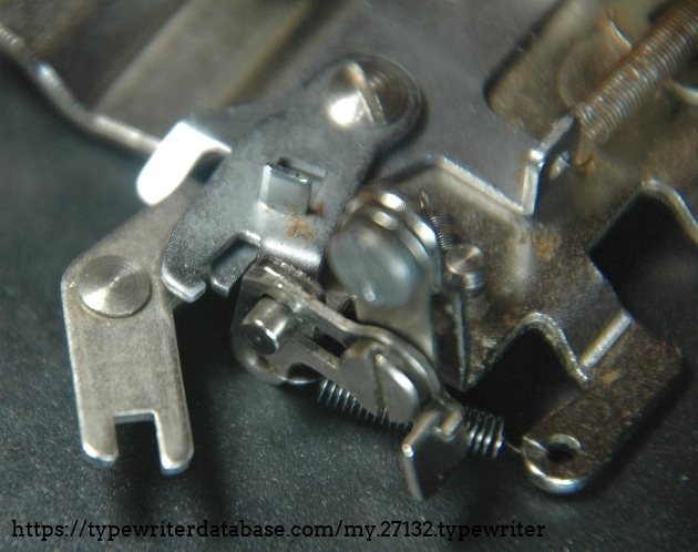 here is the second dog on top of the other. This one is pushed into the gear rack before pushing the lower dog out. The lower dog is than free to move backbards by the spring.
A better explanation will follow later