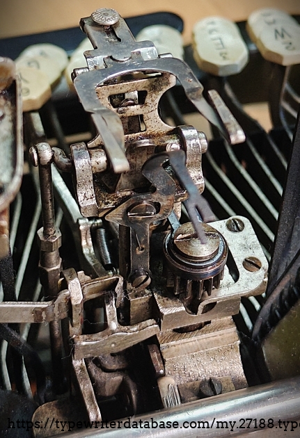 Pinion and vibrator from back, carriage removed.