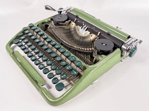 Groma "Kolibri" from the right side, 3/4 view...