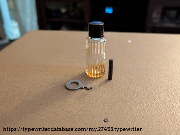 Some stuff original to the machine, like the key a small ville of machine oil witch im pretty sure was actually sold with the machine and a small magnetic rod??? I got no clue but it was stuck to the underside of the machine.