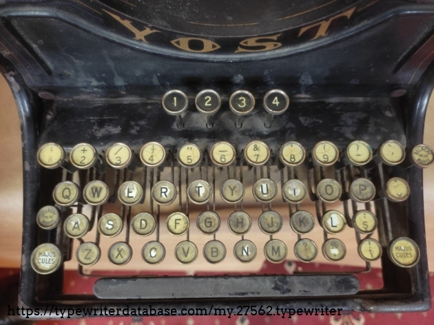 French/Romanian layout and celluloid-covered keytops. Lighter-coloured ones were wiped with damp microfiber cloth. On the others the celluloid is visibly cracked and chipping away