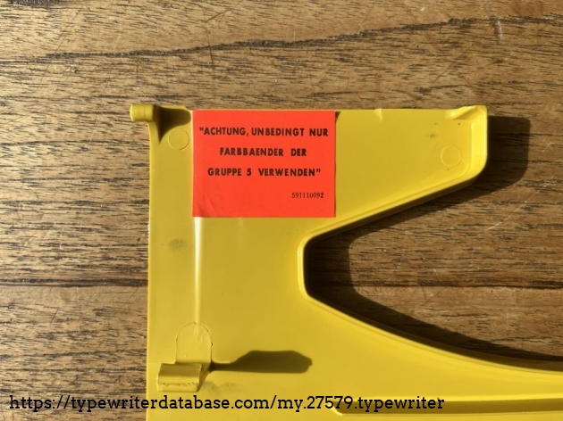 Detail: ribbon cover inside with advice: Achtung, unbedingt nur Farbb&auml;nder der Gruppe 5 verwenden ("Caution, only use group 5 ribbons")