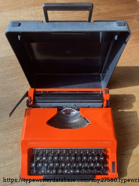 View: typewriter with cover