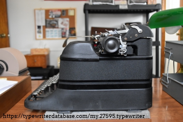 Side profile of this curvy 40s beauty.  Note the contrasting strips around the machine.