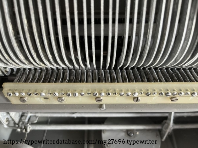 Detail: bottom, adjustment device