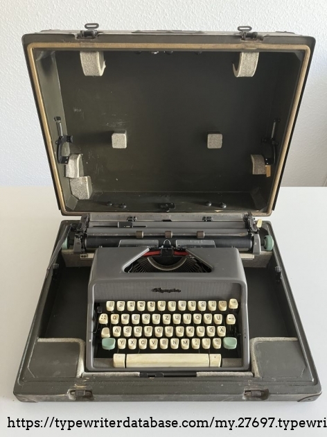 View: front, typewriter in case