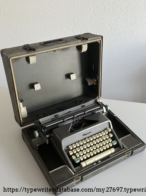 View: front left, typewriter in case
