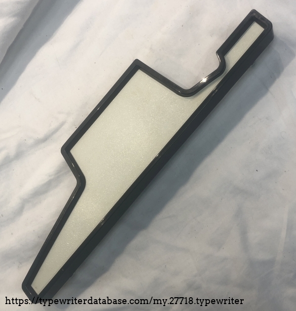 a typewriter 
"en profile"