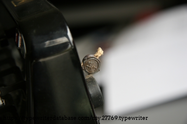 I was incredibly surprised to find this tag  on the underside of the body.  It appears to be made out of metal and depicts a cross of some sorts, as well as "I" and "21". Most likely, the "I" stands for italic, as is the typeface, but right now I am clueless about the "21". Please comment down below, if you have any idea!