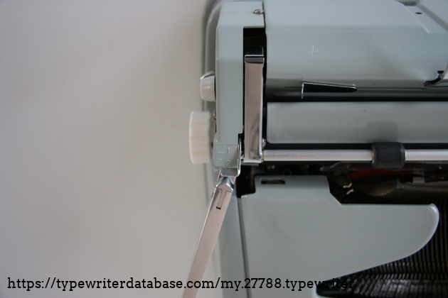 This being the only Hermes 3000 that I have ever been able to type upon, means of course, that I have only experienced the feel of this machine. It could very well be, that the touch of earlier iterations behaves another way, yet so far, the rather harsh changing of the positions of the line spacing selector has me wondered why they did not opt for a cleverer design. On my Olympia SM3 and Erika M, I can make the selector click up and down, indeed a great satisfaction, without making the machine move an inch. Here it seems to me, that I have to convice the mechansim to allow me a change in my writing, which isn't always granted... And since the left and right cover of the carriage are made out of a flimsy and brittle plastic, both are, naturally, cracked, which I have done my best to glue and secure as not to break into little pieces of sadness, it is counterintuitive to try and get a tighter hold onto their sides in order to manipulate the line spacing selector. It doesn't help much either, that the one, one-and-a-half and two line selection markings are made out of the same piece as the cover and thus the same shade of green, hence the need to double check whether you have chosen the proper positioning.