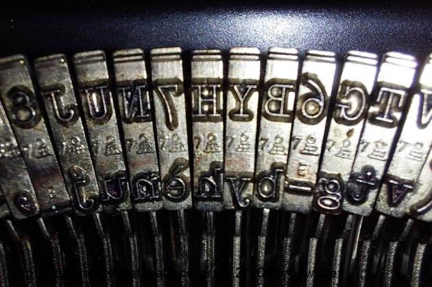 The character set is the Elite type (12 cpi), a Japanese standard adapted for French use.