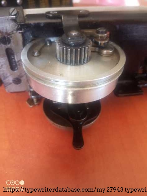 In the Orga A38 model, the carriage drum deserves special attention, as it is made entirely of aluminum. In this particular specimen, the component has been preserved in true collector's condition&mdash;its surface remains so pristine that it looks as if the machine rolled off the production line only yesterday. This is all the more impressive given the age and the prototypical nature of this unit.