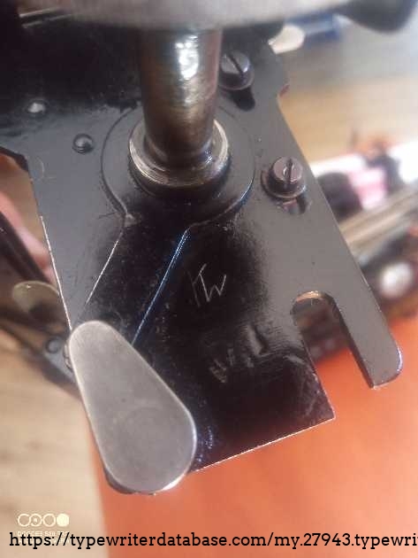 The handwritten "I.Yw" marking inscribed directly onto the metal is no coincidence; it is a testament to advanced workshop metallurgy. It indicates a specific batch of steel or a dedicated tempering process applied to the ratchet pawl. In this process, the key was to achieve a precise balance: extreme hardness of the working edge while maintaining high impact strength. As a result, the component does not crumble under sudden pressure during the operation of the escapement mechanism. The presence of this handwritten notation confirms that we are dealing with a priority specimen&mdash;a unit that required process documentation directly on its parts.