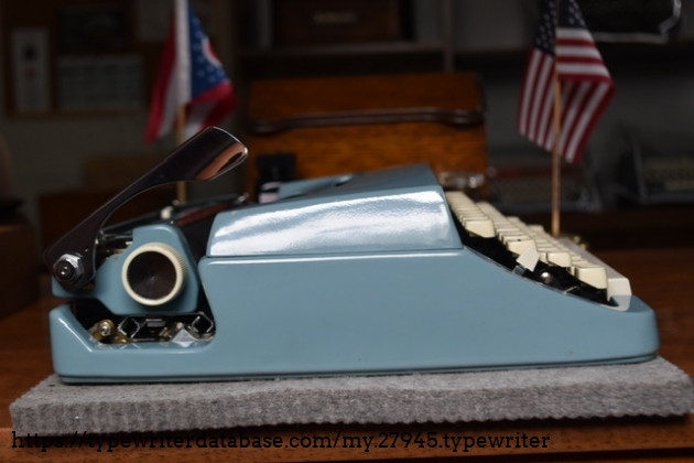 Left side profile shot.  Due to low profile, this is an ultra portable typewriter.