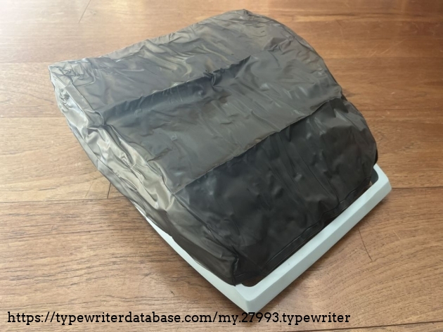 Detail: dust cover; I found it, presumably never unfold before, in the case top; there are no Underwood insignia on it, so I don't know if this is an original part.
