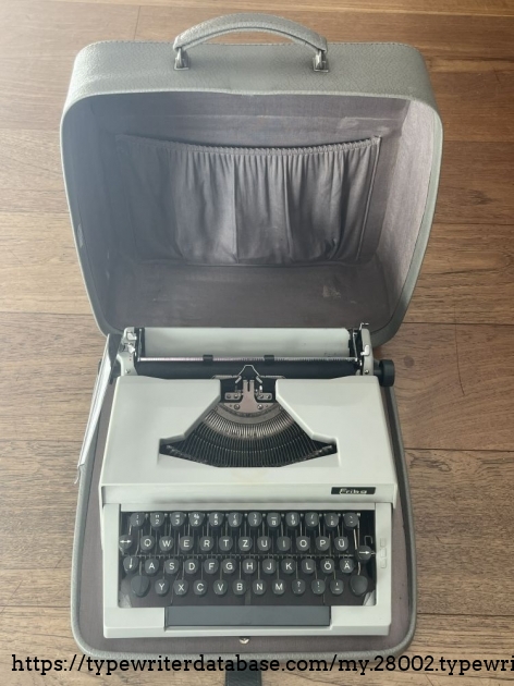 View: typewriter in case, detail