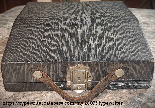 Case front view.  This is a typical case style for these early Remington Portables, until June 1921.