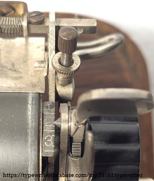 The small wheel is the line spacing adjuster. The flat lever above the roller knob can be pushed backward (away from the writer). This inserts a new line. The flat lever It's normally pressed by the large line shift lever, but it can also be moved manually. I have no idea what this small lever actually does, or what its function is. To me, it looks like a small, additional line-shift lever. But that can't be it. A typewriter wouldn't have two line-shift levers. (Except for early models.) Orga Standard, Demoutable and Continental Standard machines). So what is the actual purpose of this small, flat lever located above the roller control knob?