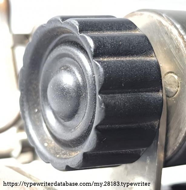 The cylinder knob looks exactly like the cylinder knob of a Hammond 2 typewriter.