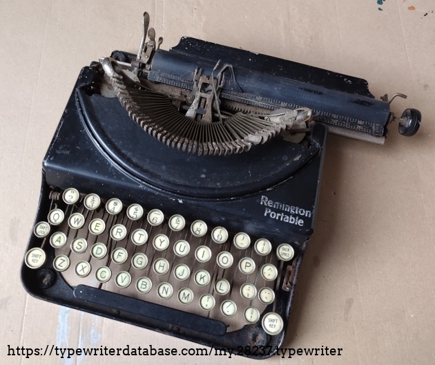 Typebars lift -with difficulty- and the mechanism is complete, but seized-up with dirt and rust.