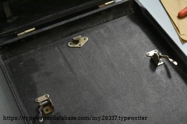 The case mounting system seems identical to the Remington portables of similar vintage.