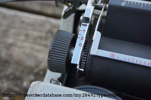 Detail of line spacing selector (dot above "1" = carriage lock, 0 = snap-free platen rotation)