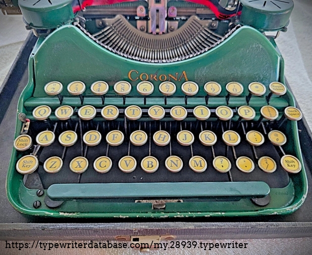 Front close-up, keyboard and type basket.