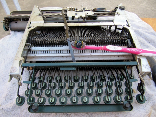 The old feet were permanently glued to the frame with age.
It took a bit of cleaning to remove all the old rubber.