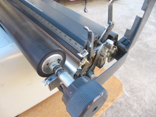 The platen is easy to remove. I like that. Lift the covers, flip up the levers and lift.
That should have been standard for all typewriters since the L. C. Smith.