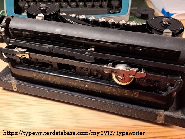 back of the machine, showing the truly bizarre manner of setting the margins. The bell is mounted on the margin setting and moves along with it.