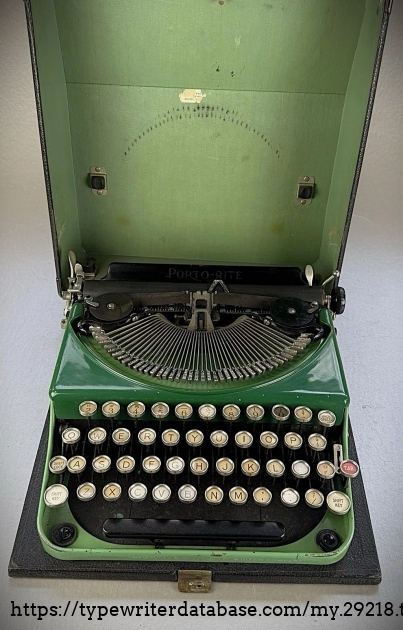 Front view, in case with lid attached.