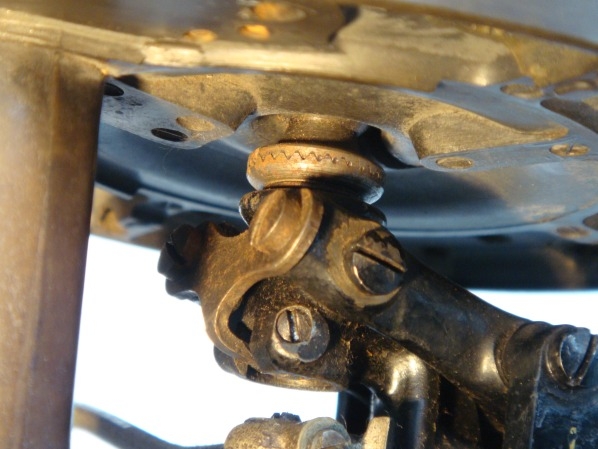 Close up of rotating mechanism of the first model (under the dial). This enabled the possibility to write in italics.