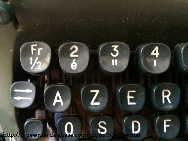 French AZERTY keyboard... How I hate this layout, but typewriters like this are a good counterbalance.