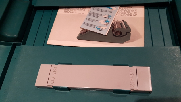 The original brushes, which never seem to have been used, are tucked into the neat little Olivetti box. The instructions are in mint condition. The other tab features instructions on how to use the spongy cloth that evidently came with this model, but is now missing.