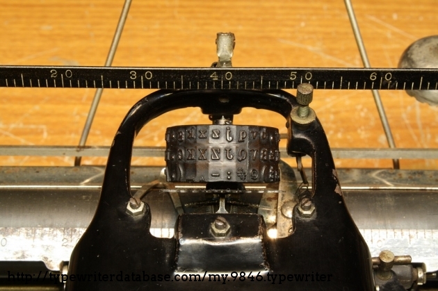 This machine feature a cylindrical type element, letting the typist quickly switch between fonts or languages.